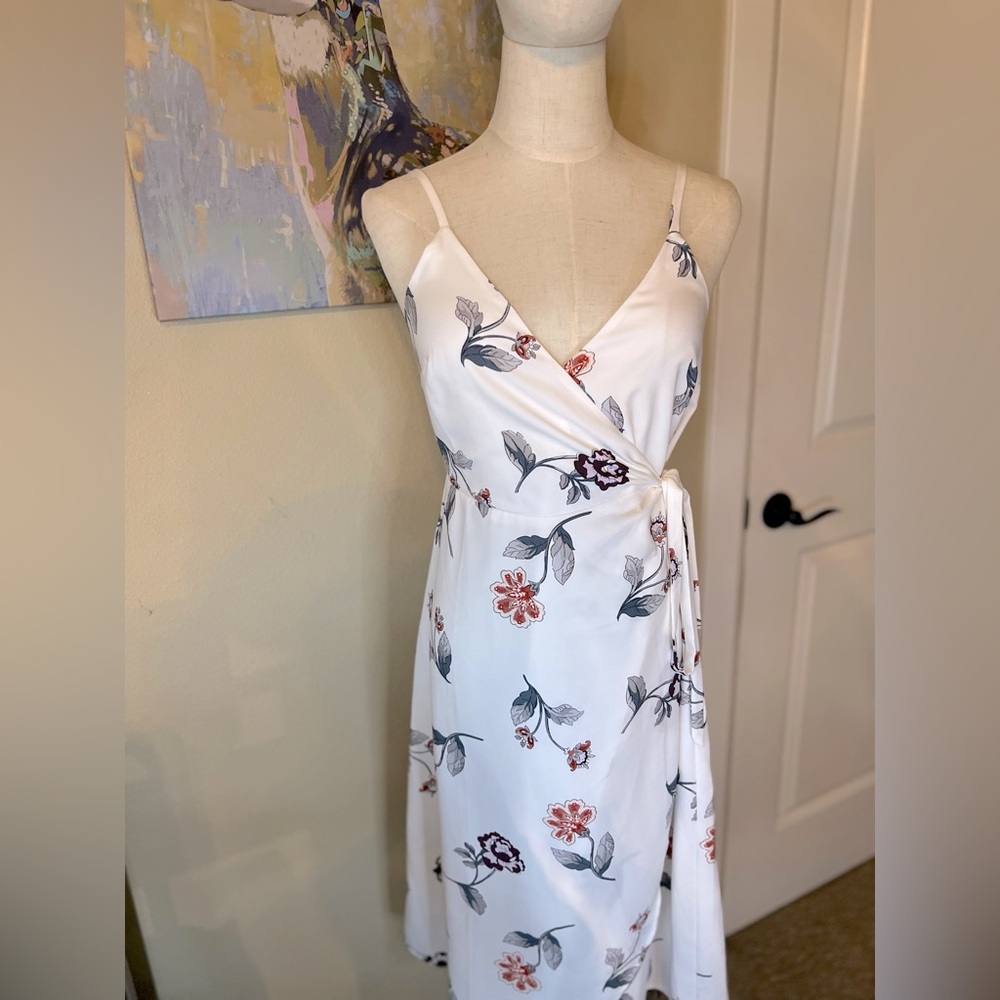 WHITE FLORAL LOFT DRESS
